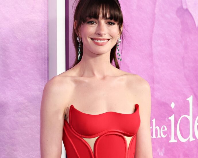 Anne Hathaway Reacts to The Princess Diaries 3 Announcement