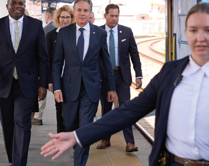 Blinken Visits Kyiv During Precarious Moment in Ukraine War and U.S. Politics