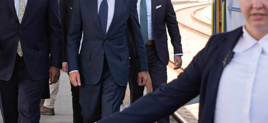 Blinken Visits Kyiv During Precarious Moment in Ukraine War and U.S. Politics