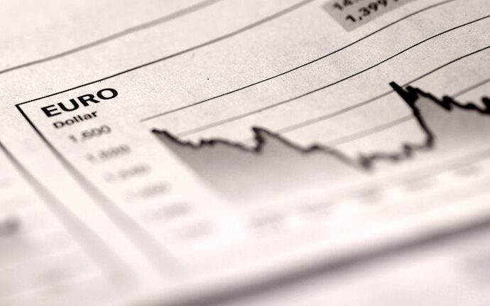 EUR/USD hangs near its lowest level since mid-August, seems vulnerable around 1.0975 area