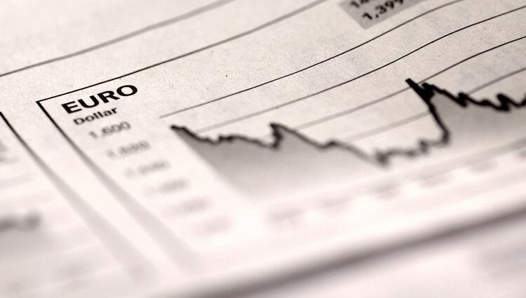 EUR/USD hangs near its lowest level since mid-August, seems vulnerable around 1.0975 area