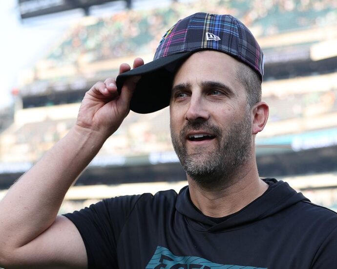 NFC East news: Eagles’ Nick Sirianni apologizes for sideline behavior