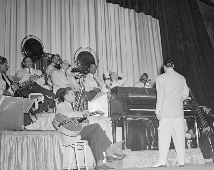 How the Acoustic Guitar Kept the Pulse of the Swing Era