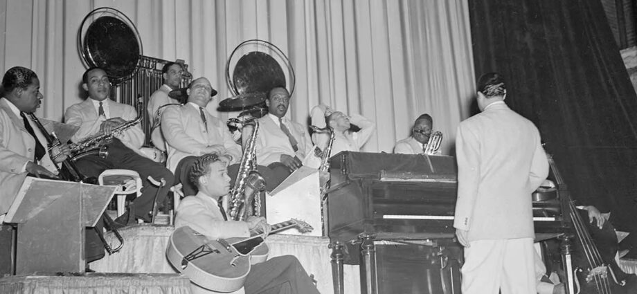 How the Acoustic Guitar Kept the Pulse of the Swing Era