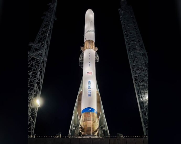 Blue Origin’s powerful New Glenn rocket rises on the pad ahead of 1st launch (photo)