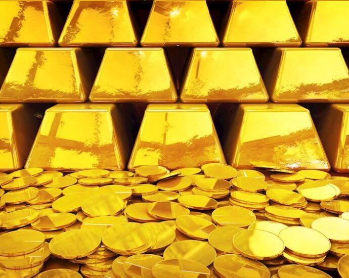 Gold closes week above $2,700, US PCE data in Focus