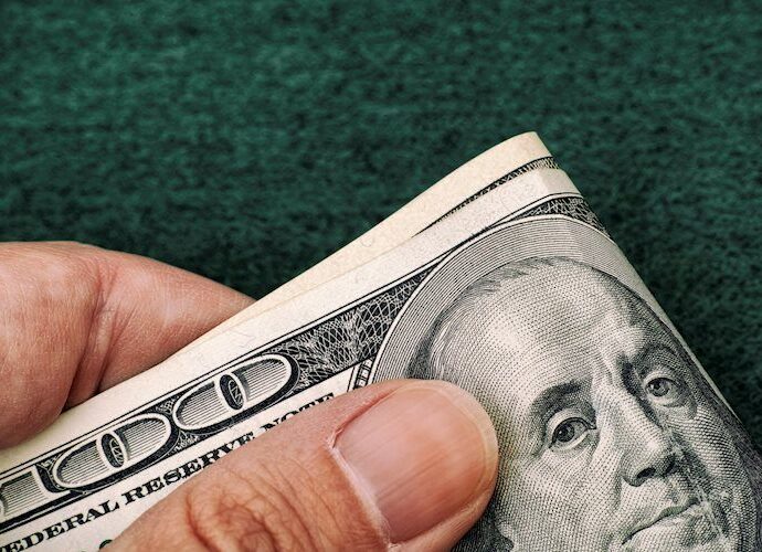 US Dollar flat ahead of weekend full of uncertainties over France’s budget