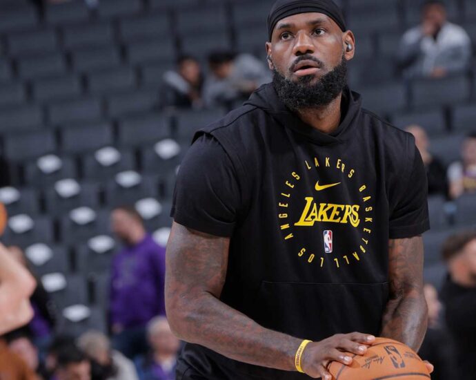 Lakers’ LeBron James Scores 32, Astounds NBA Fans in Win vs. De’Aaron Fox, Kings