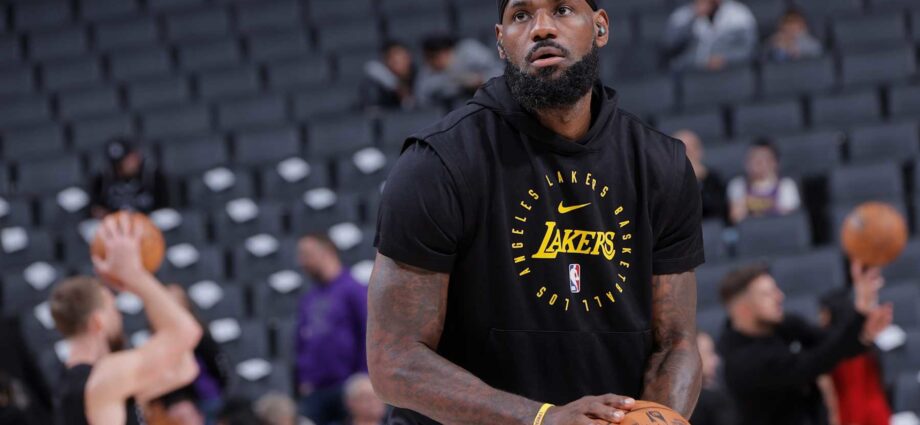 Lakers’ LeBron James Scores 32, Astounds NBA Fans in Win vs. De’Aaron Fox, Kings