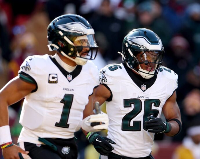 Photo: Jalen Hurts, Saquon Barkley Gift Eagles OL Custom Golf Carts for Holidays