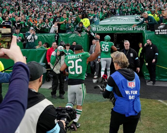 Should the Eagles let Saquon Barkley chase NFL history in Week 18?