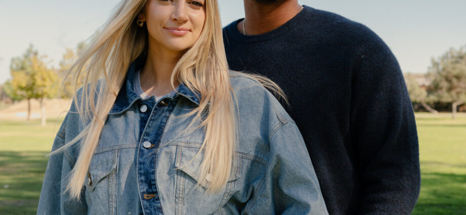 He’s the N.F.L. Player. She Gets the Autograph Requests.
