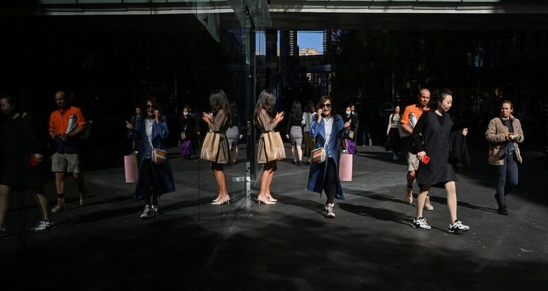 Australia shoppers lured by discounts, shore up economy in 4Q