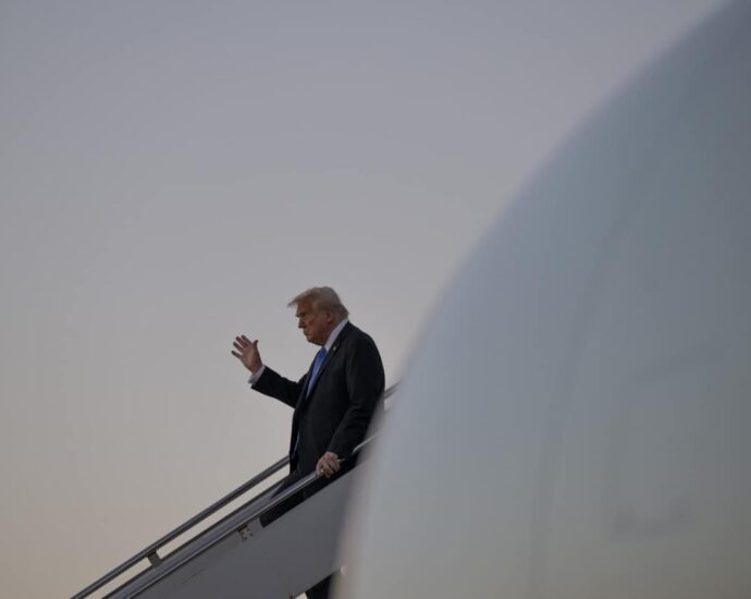 Stock market suffers weekly loss after Trump tariff jitters strike again