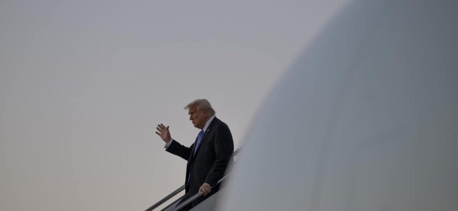 Stock market suffers weekly loss after Trump tariff jitters strike again