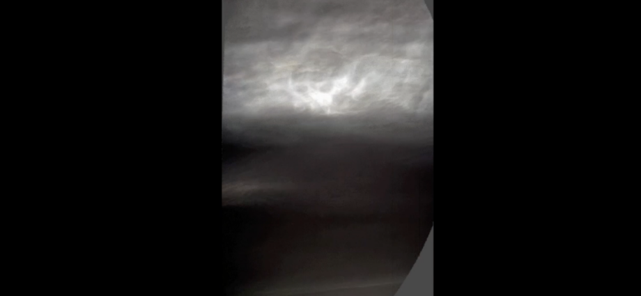 Curiosity rover spots rare shimmering clouds above Mars