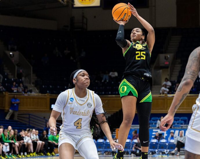 2025 March Madness: No. 10 Oregon pulls off 77-73 upset over No. 7 Vanderbilt after Commodores force overtime