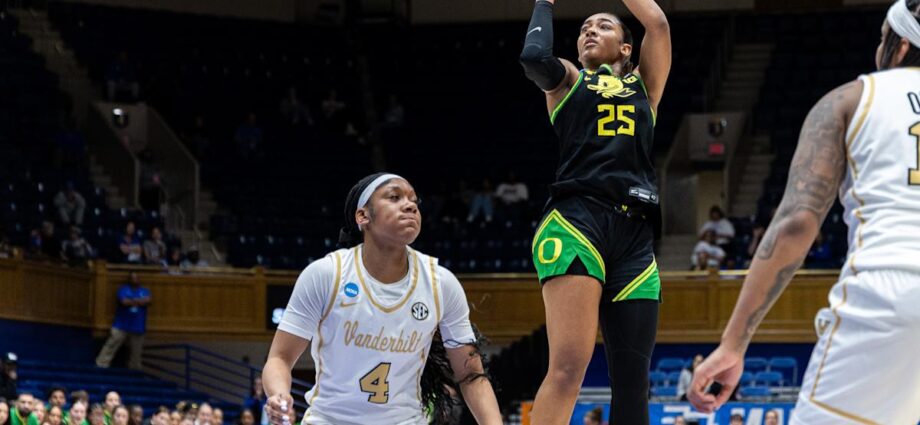 2025 March Madness: No. 10 Oregon pulls off 77-73 upset over No. 7 Vanderbilt after Commodores force overtime