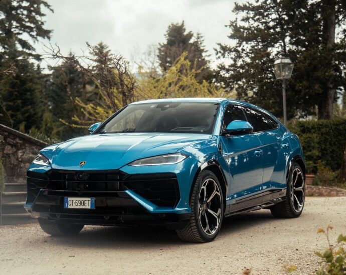Cruising Tuscany in the more refined Lamborghini Urus SE plug-in hybrid