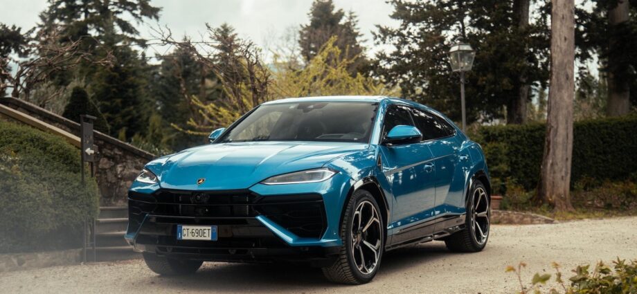 Cruising Tuscany in the more refined Lamborghini Urus SE plug-in hybrid