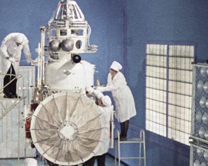 A dead Soviet space probe from 1972 is falling back to Earth