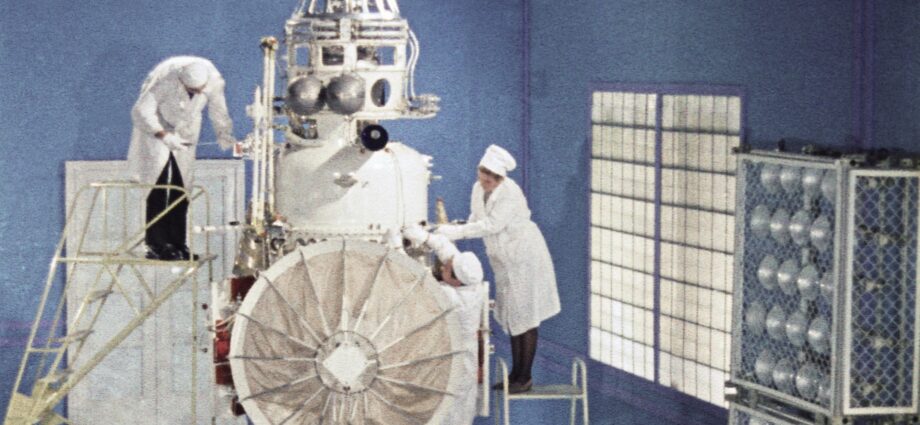 A dead Soviet space probe from 1972 is falling back to Earth