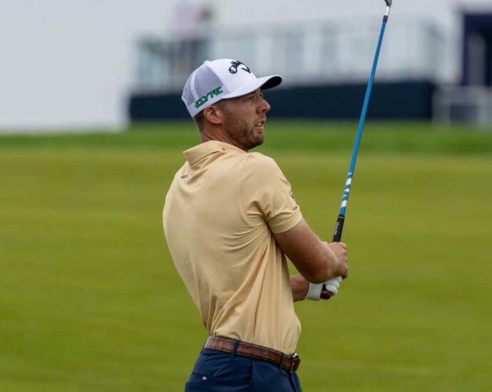 Amid the Oakmont calamity, Sam Burns leads midway through U.S. Open