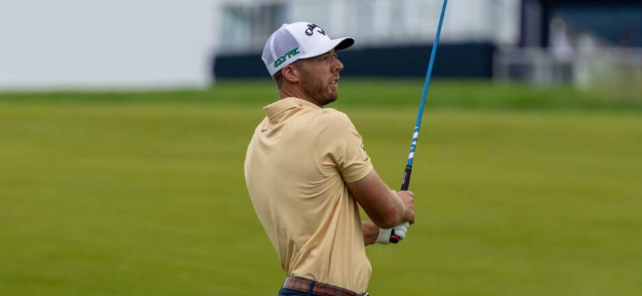 Amid the Oakmont calamity, Sam Burns leads midway through U.S. Open