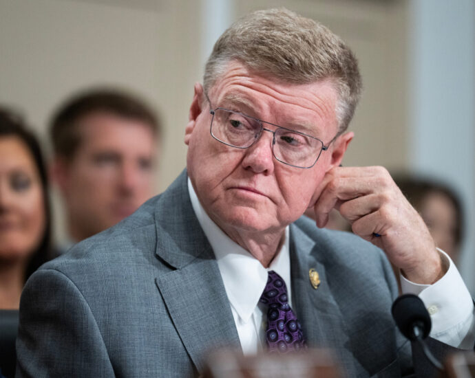 Some Republicans push more visas despite hard line on immigration