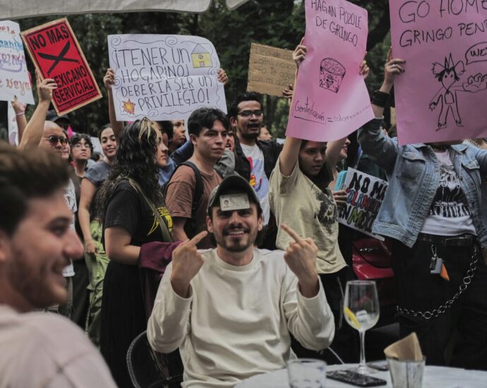 Protests against surging mass tourism in Mexico City end in vandalism, harassment of tourists…