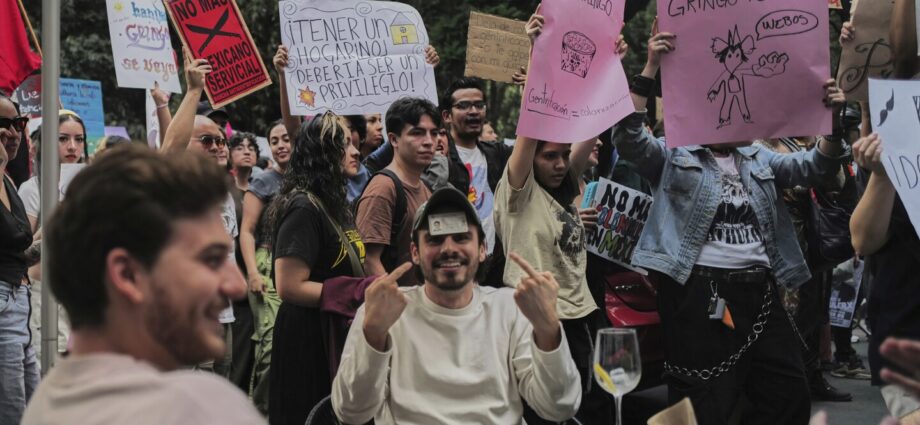 Protests against surging mass tourism in Mexico City end in vandalism, harassment of tourists…