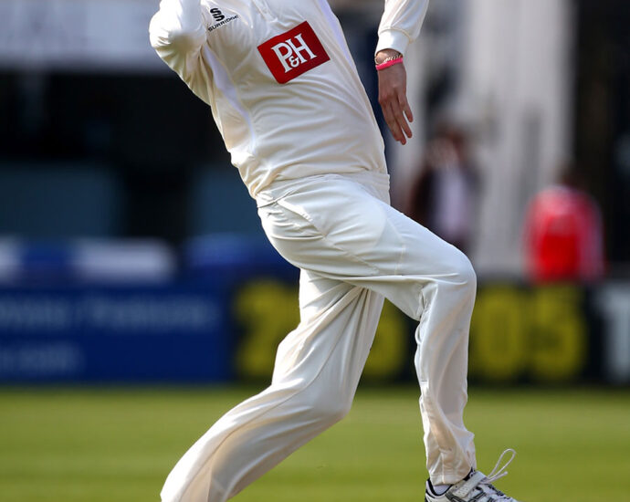 Seam or spin, Robinson keeps Durham in check