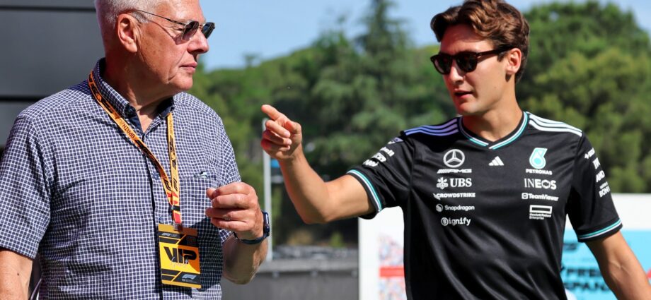 Russell raconte avoir été ‘forgé’ par un père ‘très dur’ avec lui