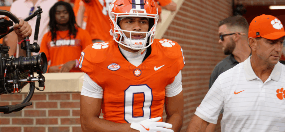 Antonio Williams injury: Clemson wide receiver exits LSU game with apparent hamstring injury