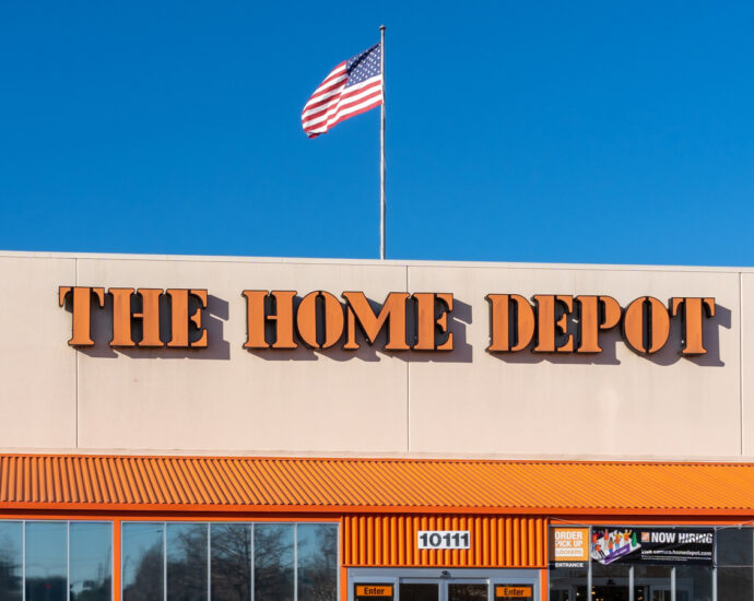 Are Home Depot’s Dusk-To-Dawn Light Bulb Adaptors Any Good? Here’s What Users Say
