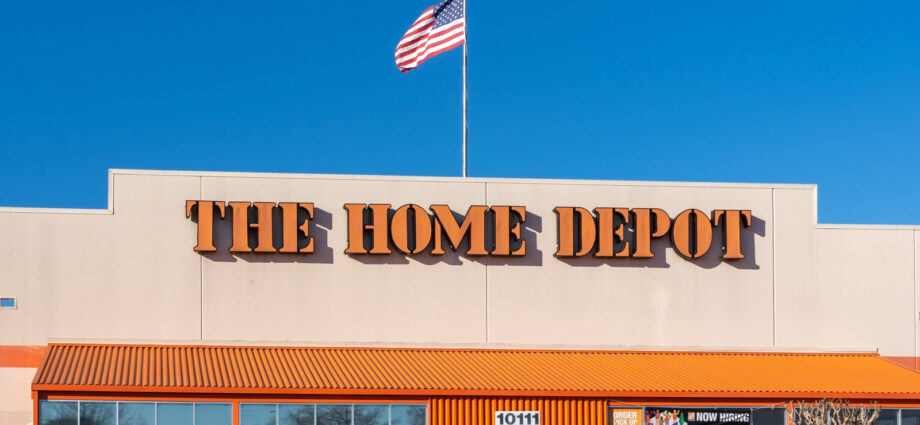 Are Home Depot’s Dusk-To-Dawn Light Bulb Adaptors Any Good? Here’s What Users Say