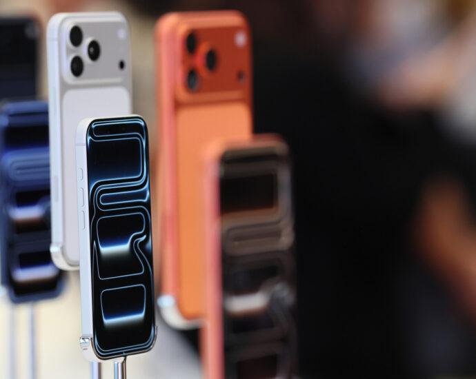 Hilariously Cumbersome iPhone 17 Pro Max Cooling Mod Boosts Performance