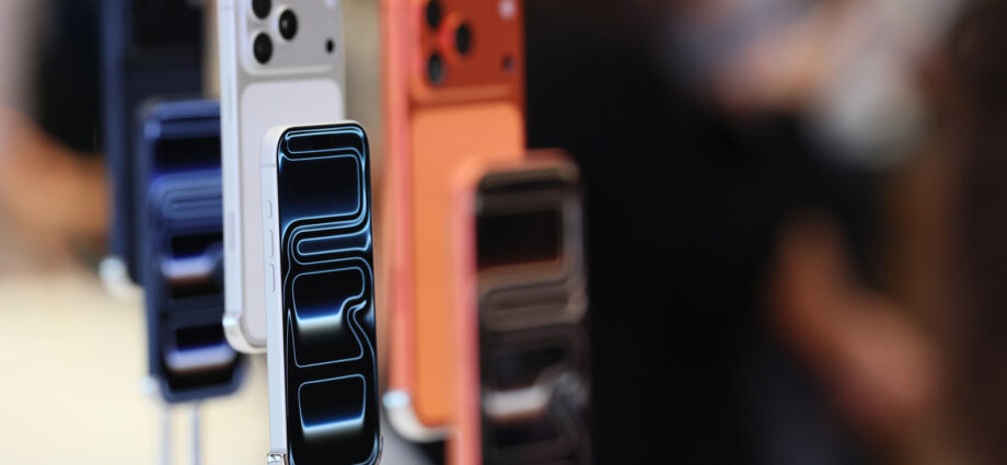 Hilariously Cumbersome iPhone 17 Pro Max Cooling Mod Boosts Performance