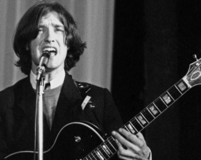 “So Dave, how do I slash the amp?”: Dave Davies shows you the proper way to slash an amp to achieve his Kinks tone