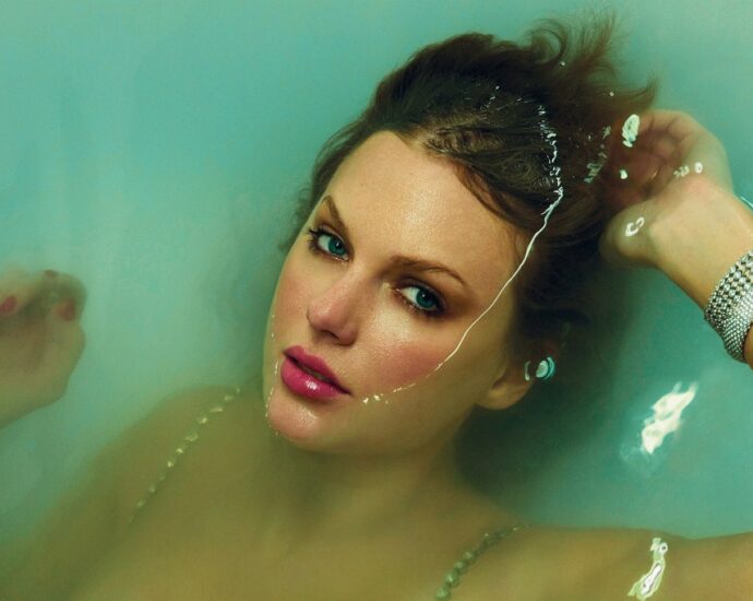 Taylor Swift’s ‘The Life of a Showgirl’ Returns to No. 1 for Eighth Week Atop Billboard 200