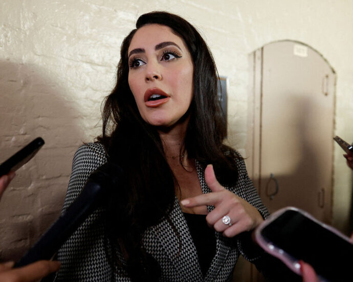 Congress considers ban on member stock trades, going beyond transparency