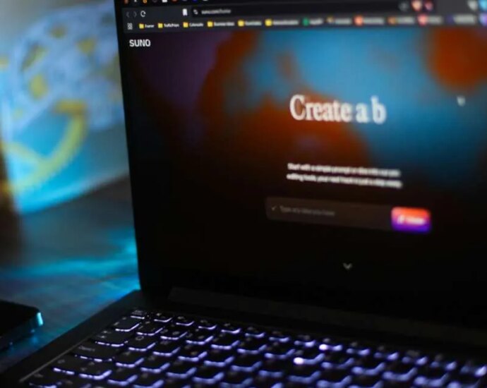 Suno Previews 2026 Policy Changes Under Warner Music Deal — ‘Commercial Use License’ Takes Center Stage, But Who Actually Owns the AI Platform’s Outputs?