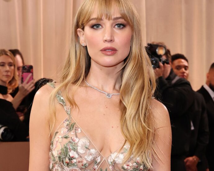 Golden Globes 2026: Jennifer Lawrence Red Carpet Fashion