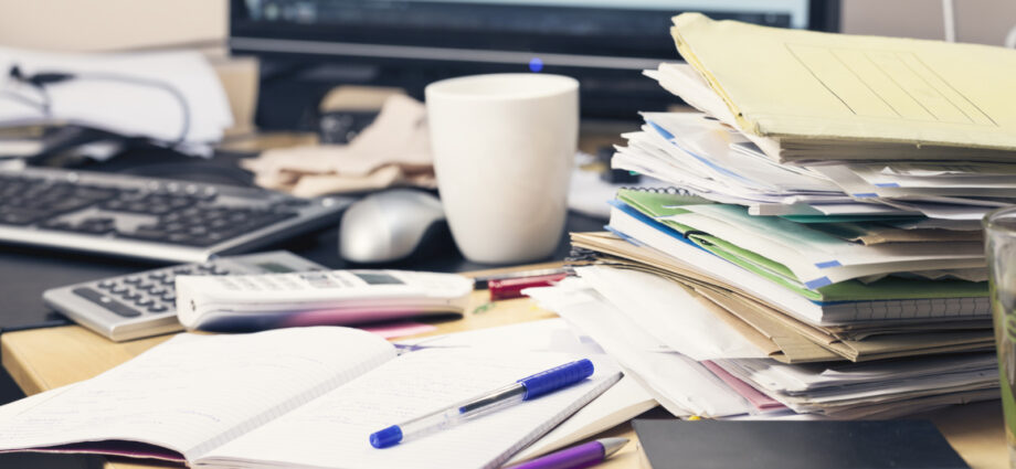 This Sleek $13 Amazon Gadget Can Help Keep Your Desk Tidy