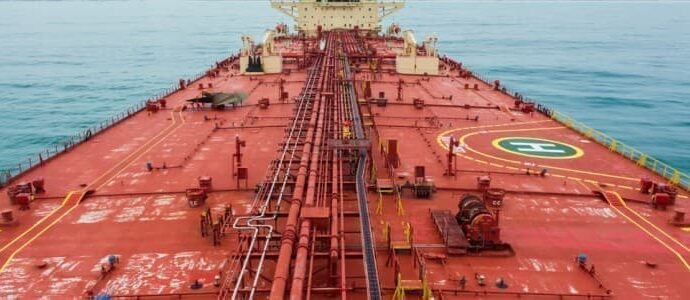 Super Tanker Rates Soar Amid Sanctions, Supply Shifts, and Strategic Hoarding