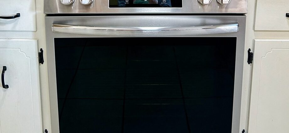 We Tried the New Frigidaire Gallery Oven with a Built-In Pizza Setting