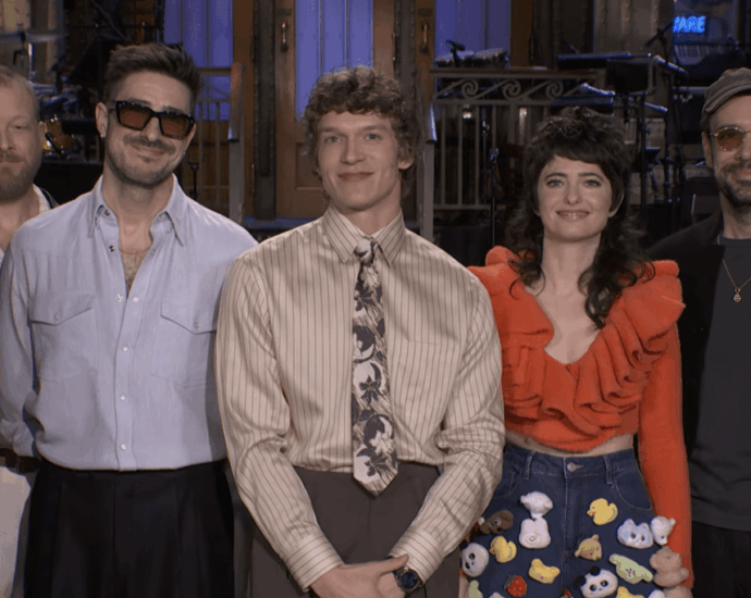 ‘SNL’ Star Tells Connor Storrie That ‘Heated Rivalry’ Is Just Like Her Relationship With Mumford & Sons