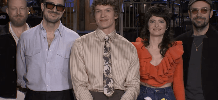 ‘SNL’ Star Tells Connor Storrie That ‘Heated Rivalry’ Is Just Like Her Relationship With Mumford & Sons