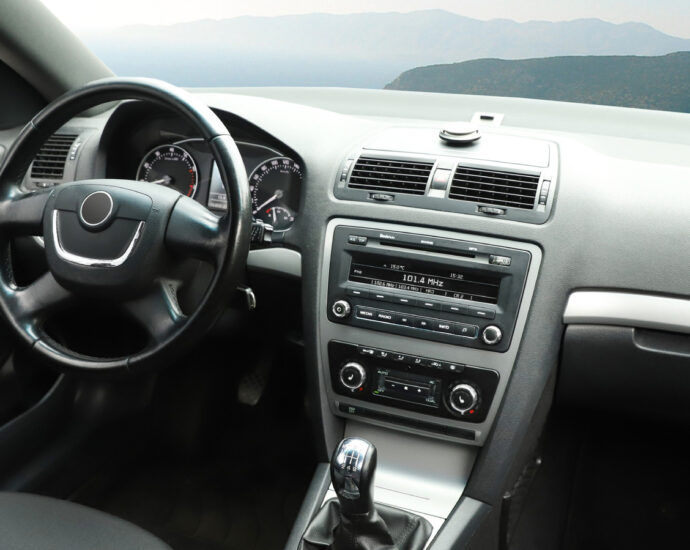 The 5 Best Dashboard Gadgets For Drivers Who Hate Touchscreens