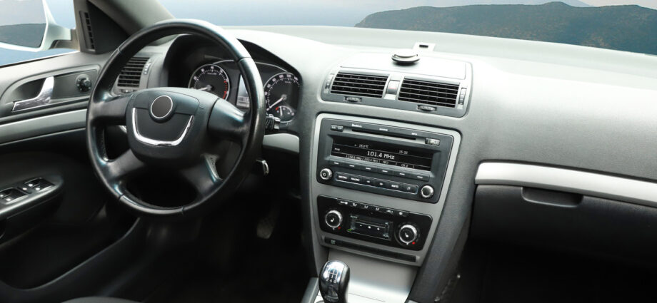 The 5 Best Dashboard Gadgets For Drivers Who Hate Touchscreens